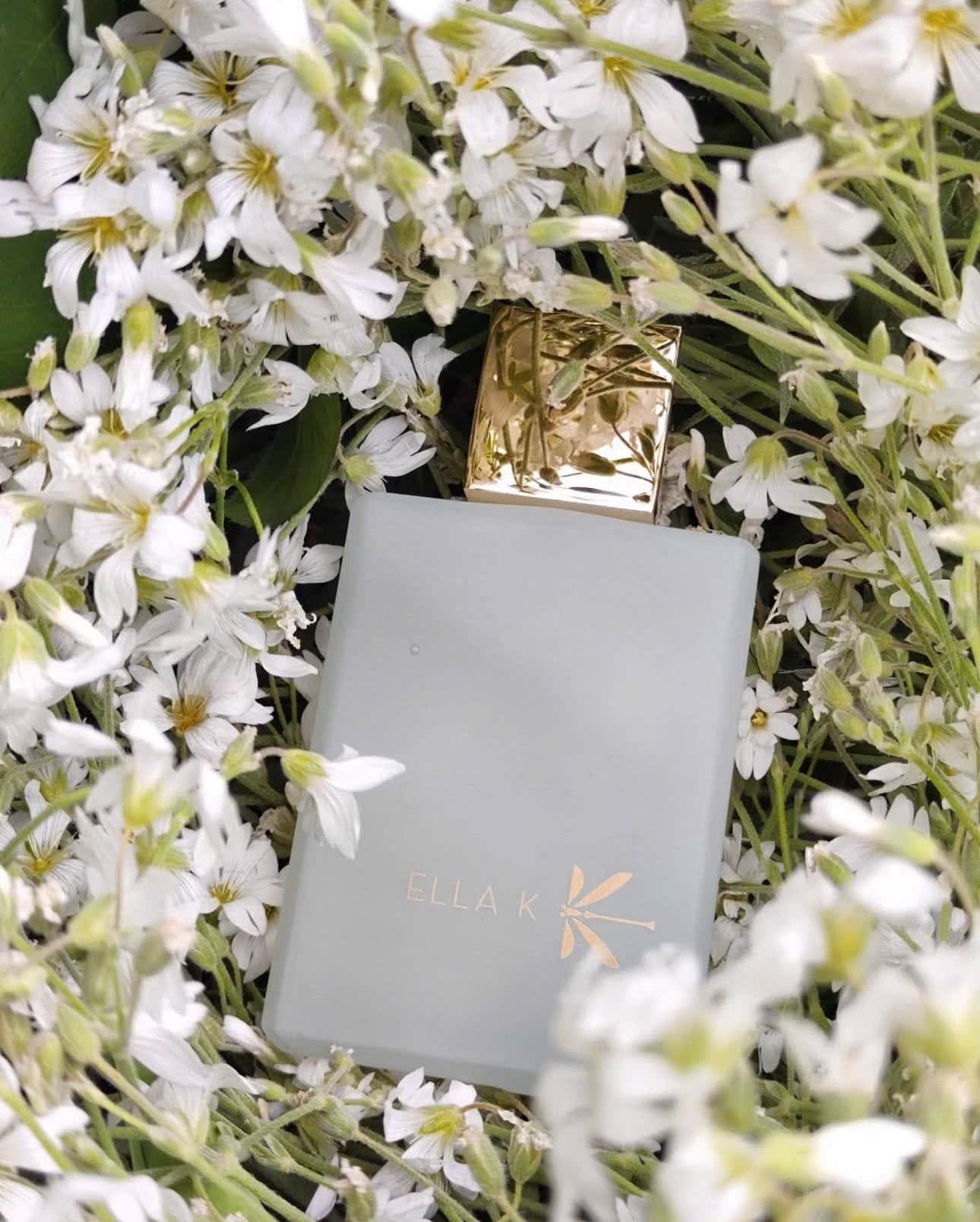 Ảnh nghệ thuật Musc K bên cạnh hoa loa kèn trắng.