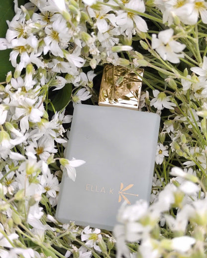 Ảnh nghệ thuật Musc K bên cạnh hoa loa kèn trắng.