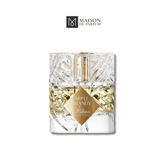 Cận cảnh thiết kế chai Apple Brandy – thủy tinh đen bóng, ánh vàng sang trọng, ánh sáng phản chiếu nhẹ.