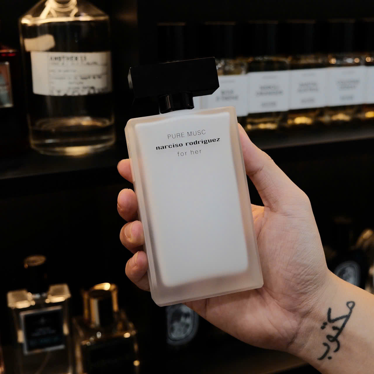 Chai nước hoa Pure Musc – thiết kế trắng đen tối giản đặc trưng của Narciso