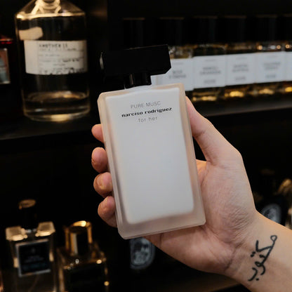 Chai nước hoa Pure Musc – thiết kế trắng đen tối giản đặc trưng của Narciso