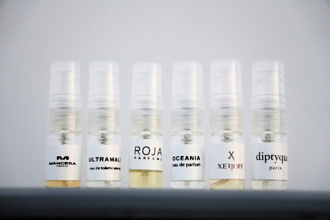 6 chai vial 2ml xếp cạnh nhau trên nền đá, ánh sáng tự nhiên