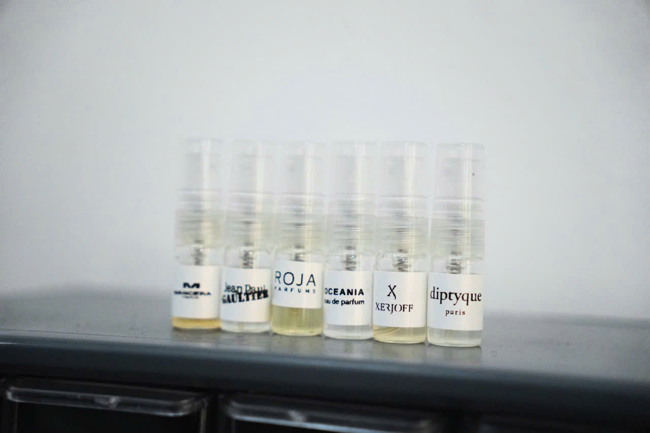 6 chai vial 2ml xếp cạnh nhau trên nền đá, ánh sáng tự nhiên, chai chắc chắn nhỏ gọn