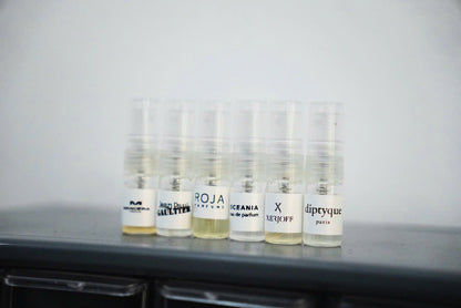 6 chai vial 2ml xếp cạnh nhau trên nền đá, ánh sáng tự nhiên, chai chắc chắn nhỏ gọn